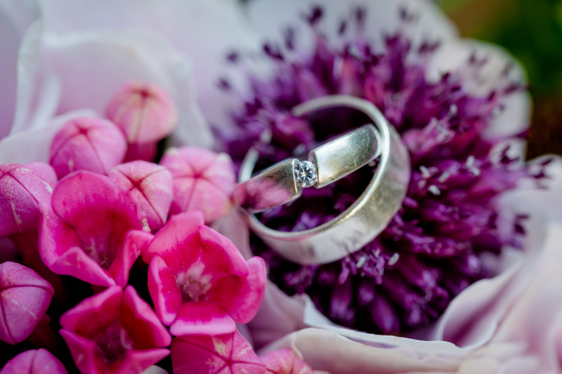 wedding rings by sarahandsamuelphotography